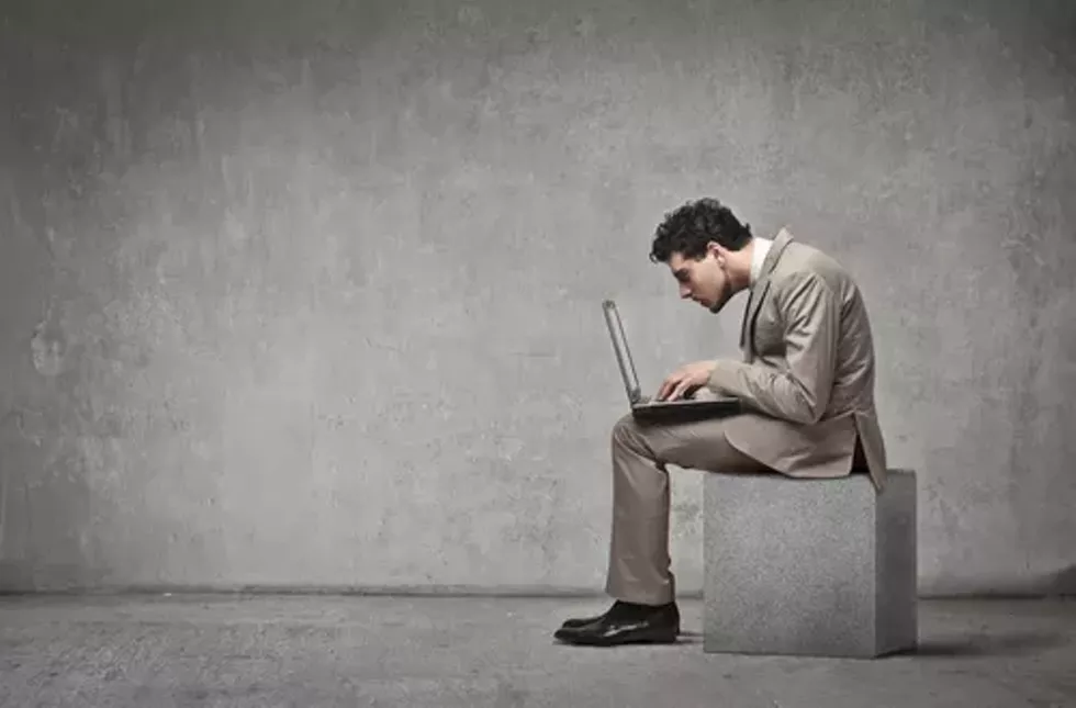 b30e4c33_poor_sitting_posture_shutterstock_122267932.webp