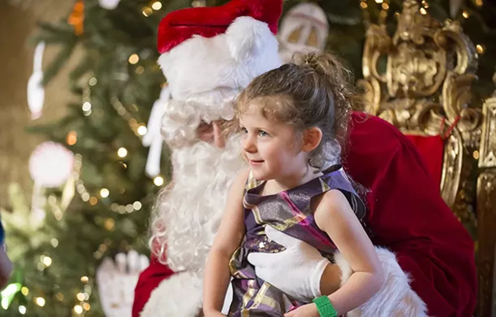 181216_santa-visits-the-rosen-house_gabe-palacio_610x390.webp