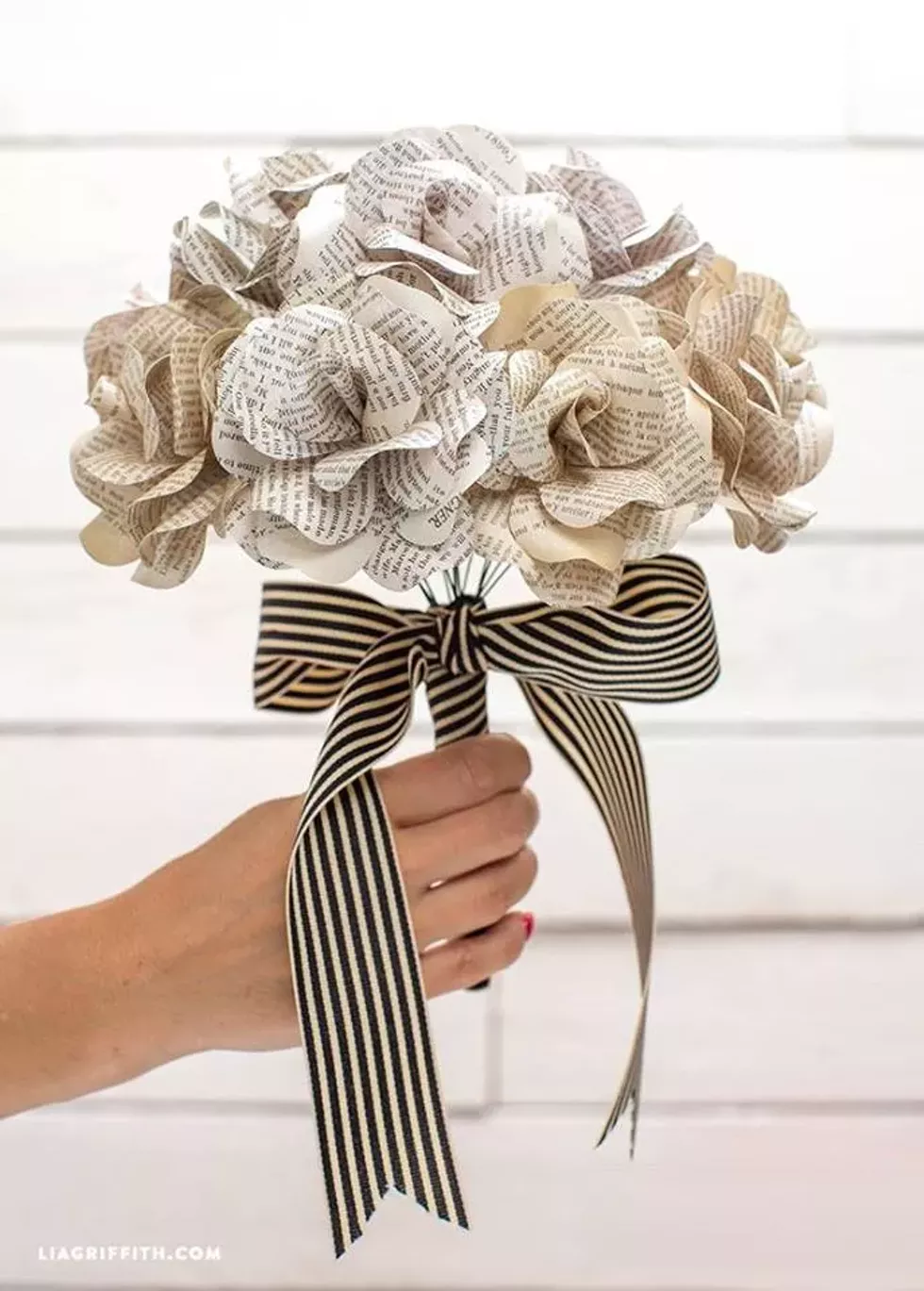 book_roses_craft.webp