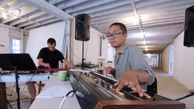 Image: Music Omi Improvises in the Caf&eacute;