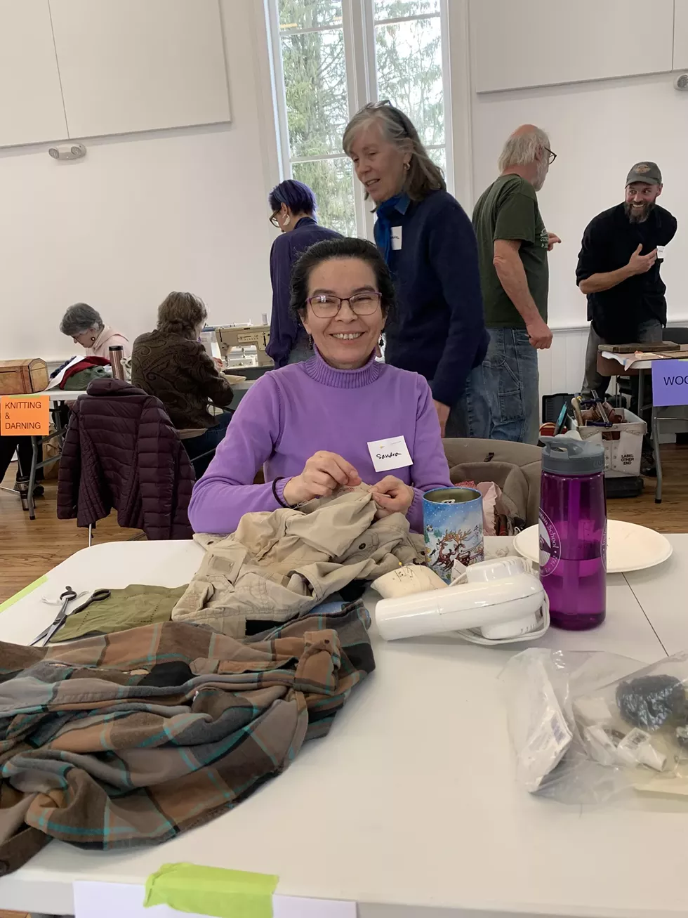 Sandra Taloza mending at a Repair Cafe