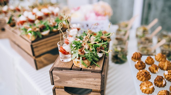 Does Your Wedding Guest List Include Meat-Eaters and Vegans? Halo & Horns Can Feed Them All.