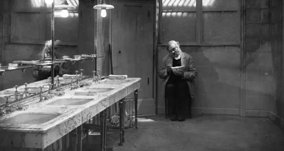 An aging doorman is forced to face the scorn of his friends, neighbors and society after being fired from his prestigious job at a luxurious hotel.
