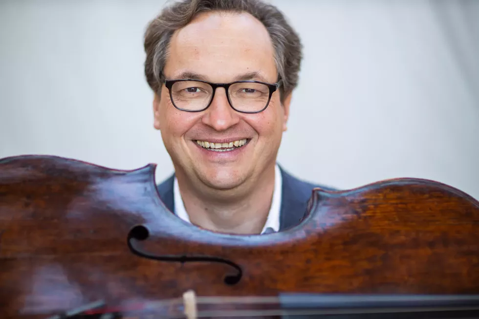 Cellist Alexander H&uuml;lshoff
