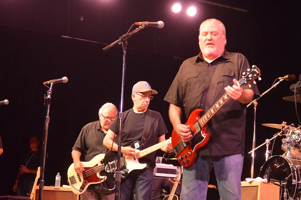 2048px-david_hildago_and_los_lobos_at_the_philadelphia_folk_festival.webp
