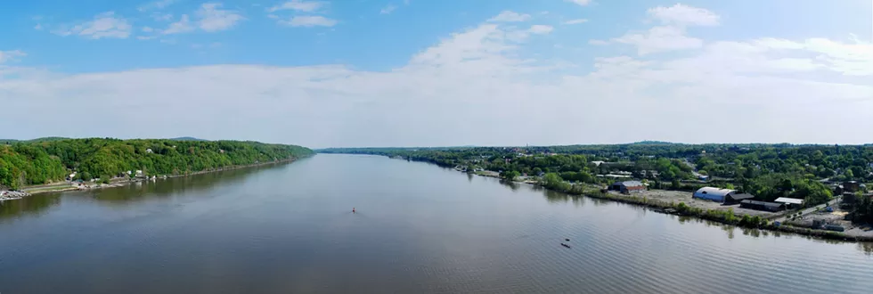 panorama_of_hudson_river_from_walkway_looking_north.webp
