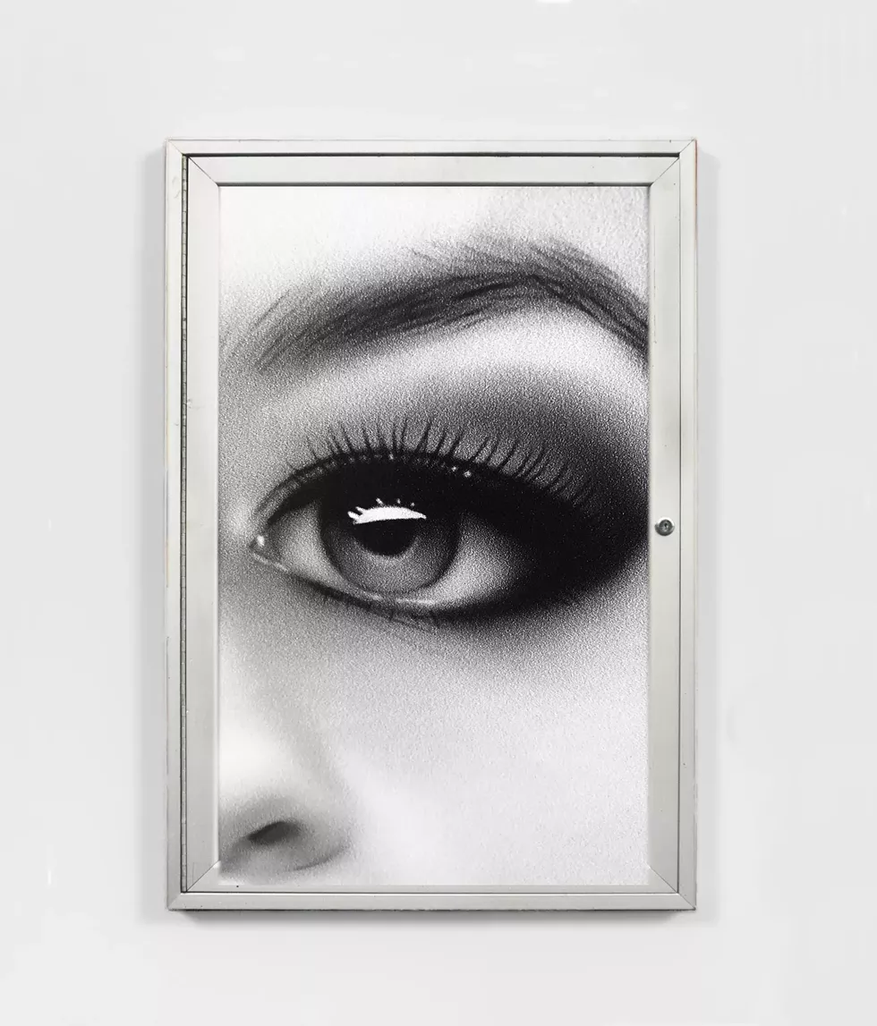 ricardo_de_oliveira-woman_s_eye_box_white_wall-01_copy.webp