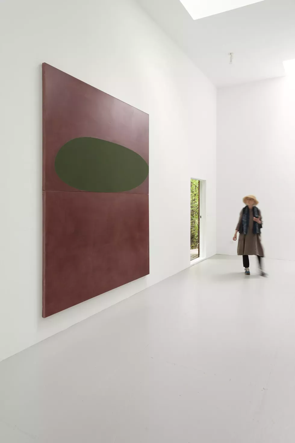 Suzan Frecon and her painting "brushwood hematite bancha" at 'T' Space