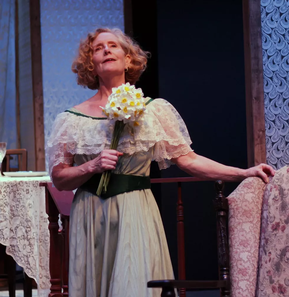 Leigh Strimbeck as Amanda Wingfield in THE GLASS MENAGERIE